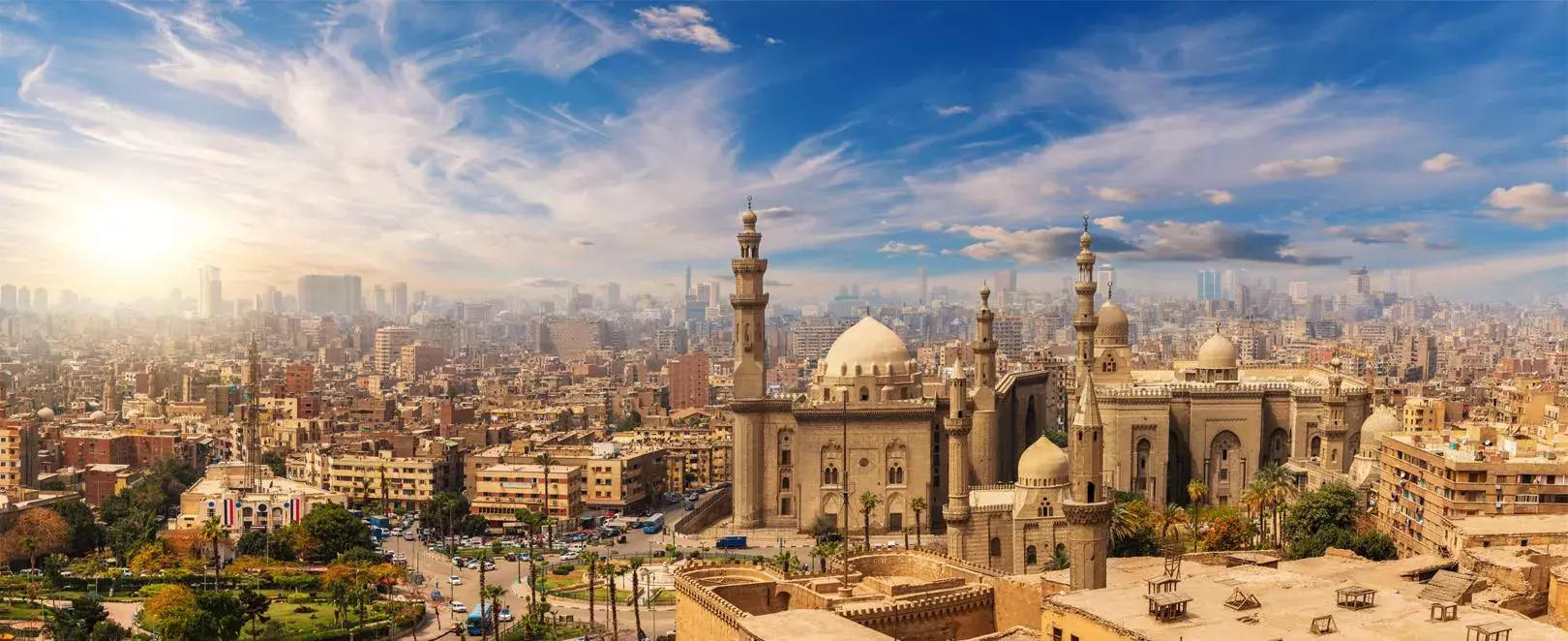 Panorama du Caire avec mosquées et minarets, capitale de l’Égypte entre patrimoine historique et ville moderne