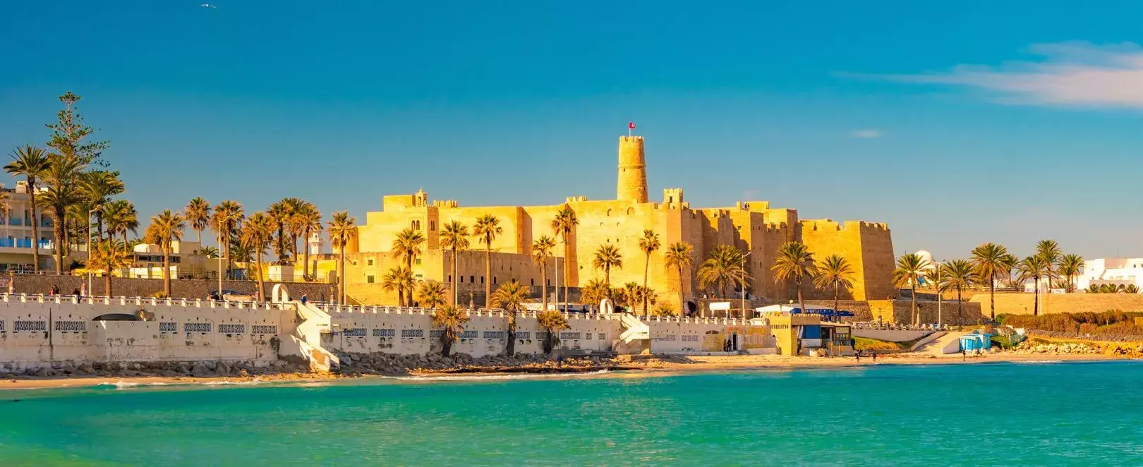 Vue de Monastir en Tunisie, entre plages de sable, forteresse du Ribat et mer Méditerranée aux eaux claires