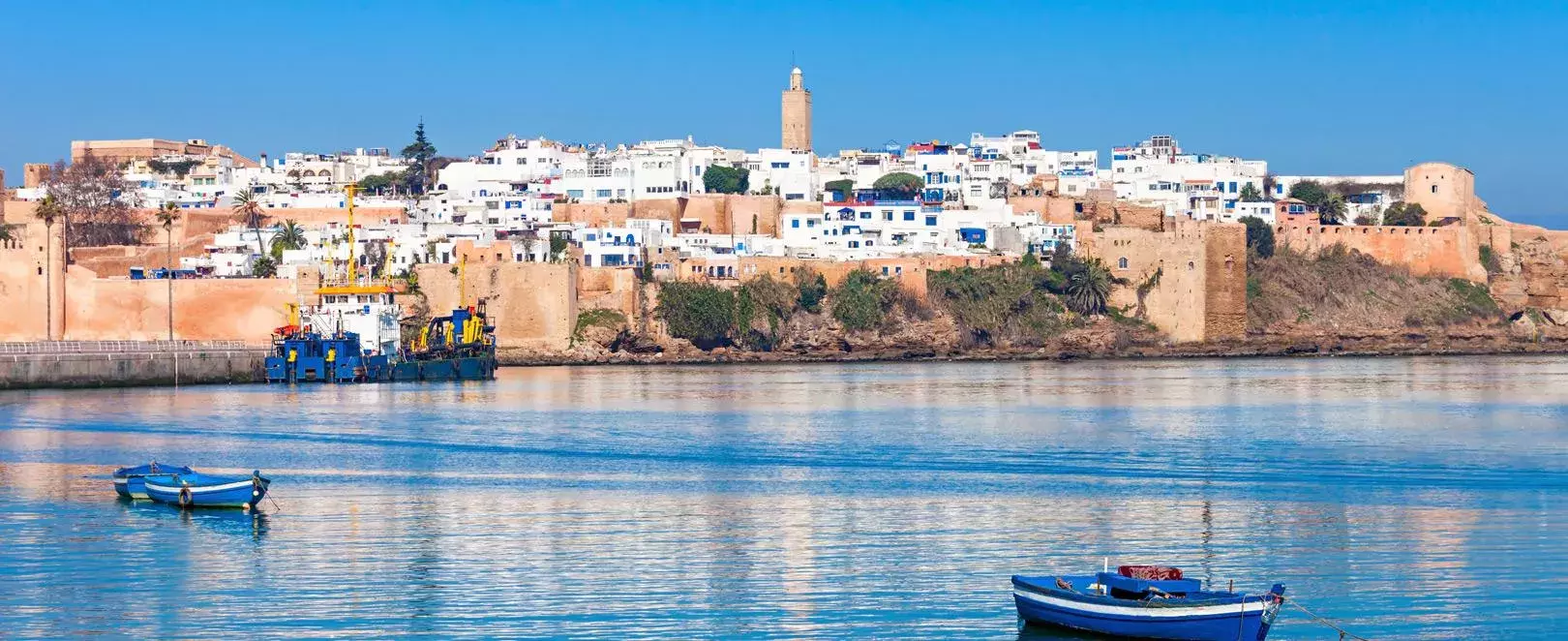 Vue panoramique de Rabat, capitale du Maroc, entre médina, monuments historiques et océan Atlantique.