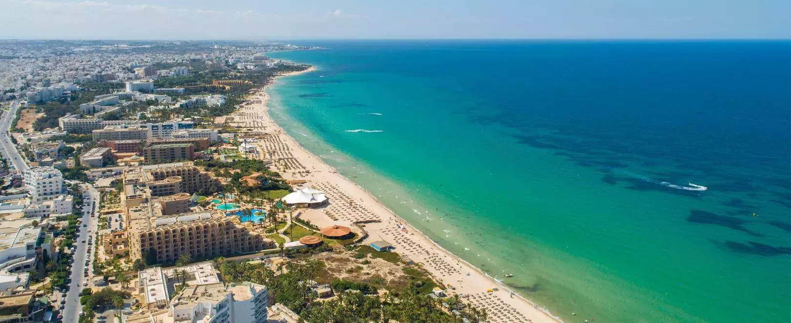 Vue panoramique de Sousse, station balnéaire de Tunisie entre plages, médina classée UNESCO et mer bleue