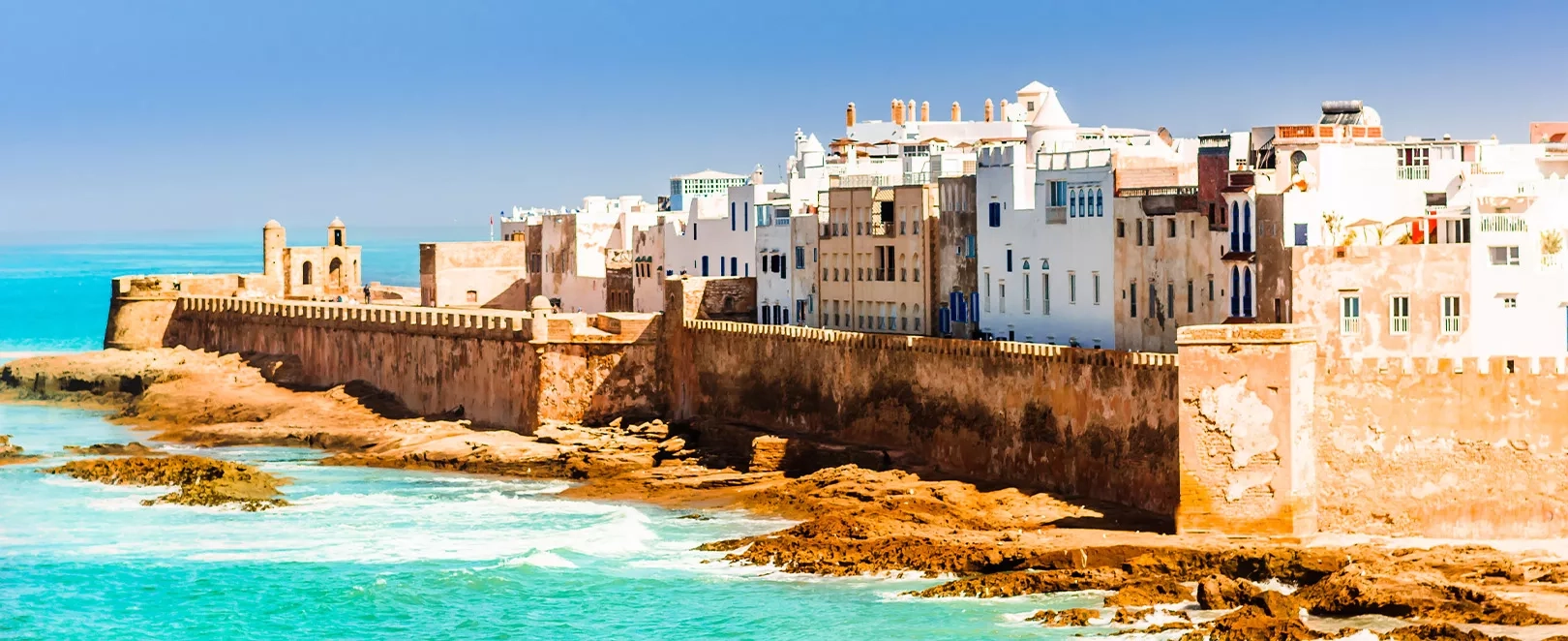 Panorama d’Essaouira au bord de l’Atlantique, remparts, médina classée UNESCO et mer turquoise sous le soleil marocain.