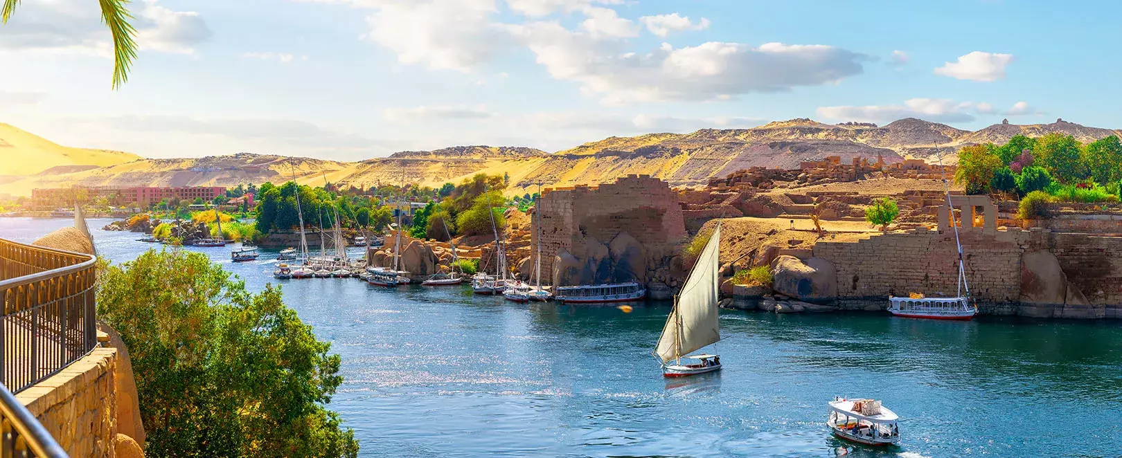 Vue panoramique du Nil avec felouques et villages nubiens, paysages du sud de l’Égypte entre désert et oasis.