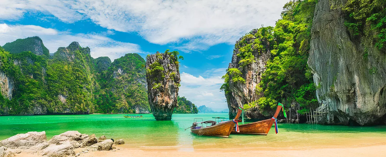 Baie de Phang Nga près de Khao Lak avec pitons karstiques et bateaux traditionnels