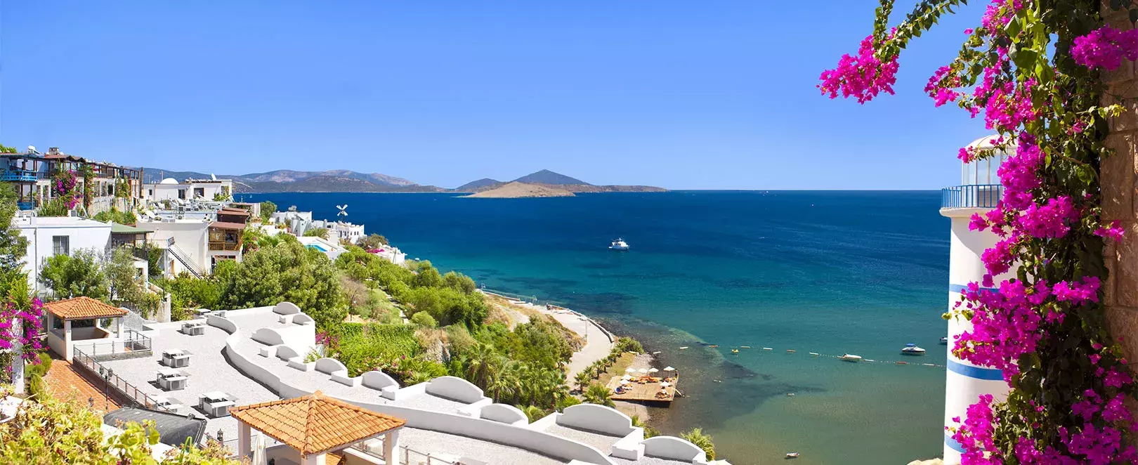 Vue aérienne du littoral turc, criques turquoise et plages, illustration d’un séjour soleil en Turquie.
