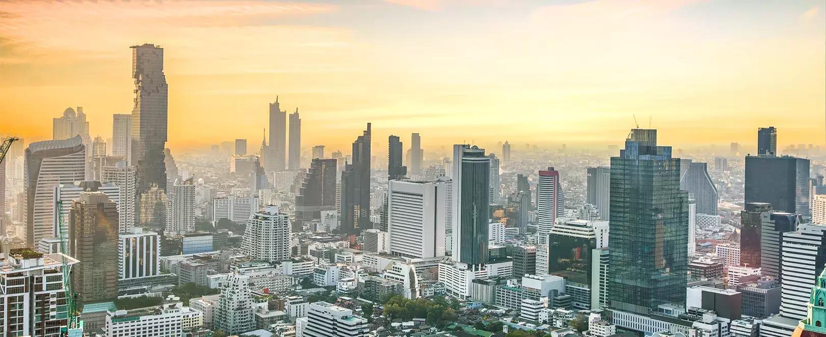 Vue panoramique de Bangkok au coucher du soleil, gratte-ciel, fleuve Chao Phraya et ambiance urbaine de la capitale thaïlandaise