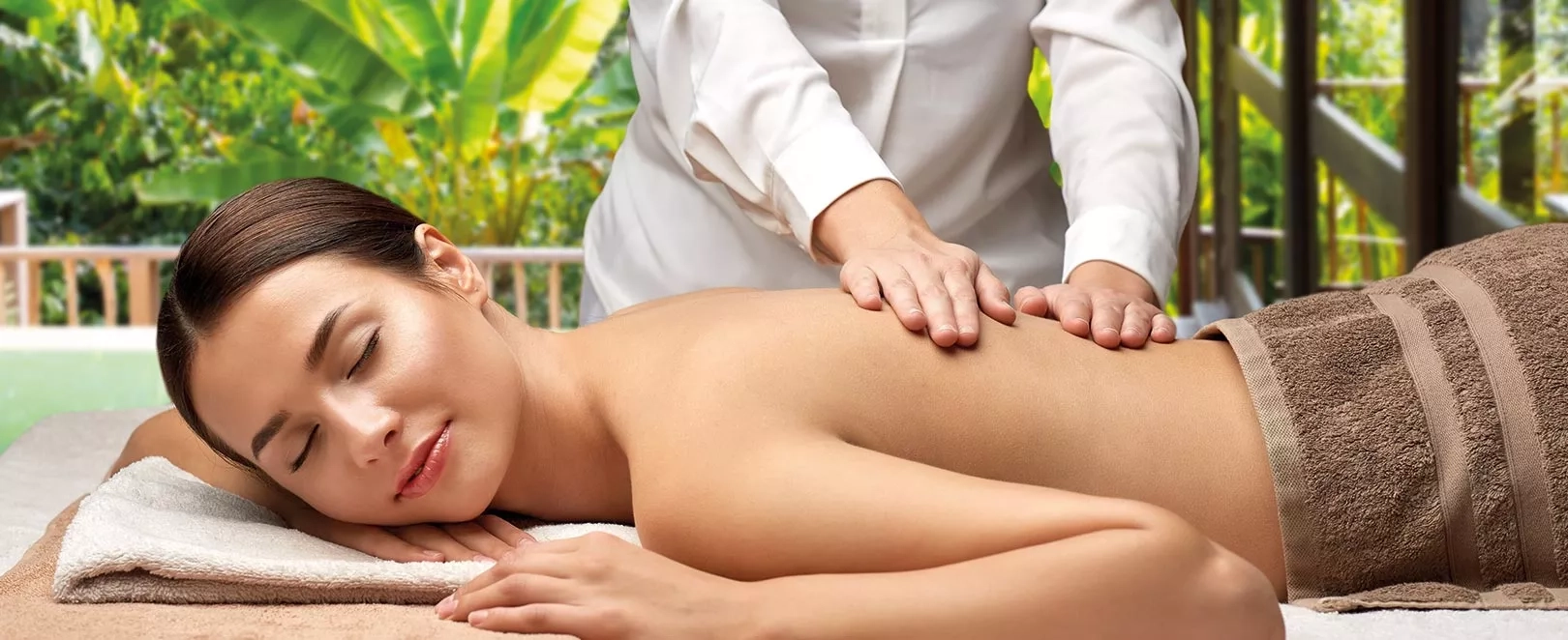 Femme se faisant masser