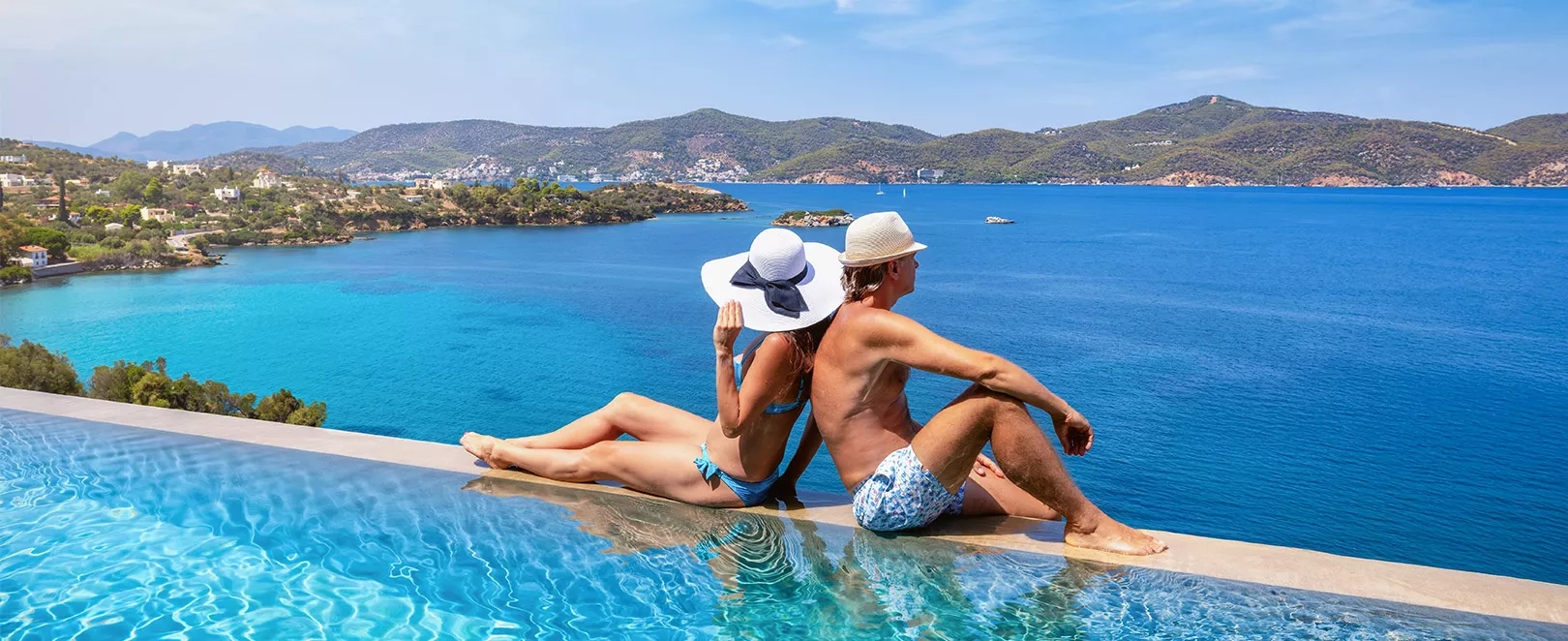 Couple sur le bord d'une piscine dos à dos