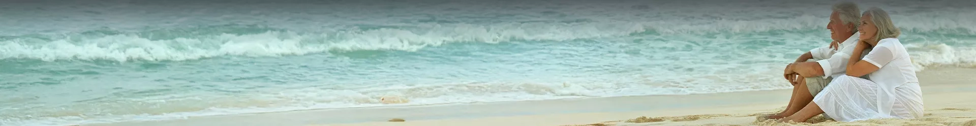 couple âgé sur la plage