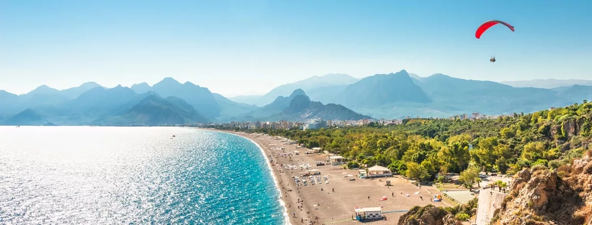 vue sur la plage et les montagnes
