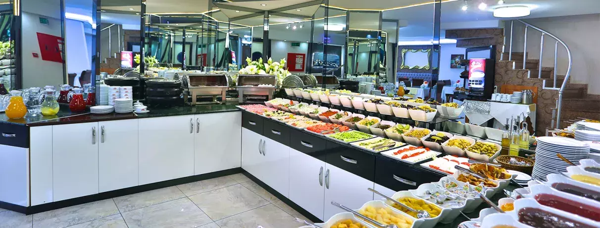 grand comptoir en long avec le buffet