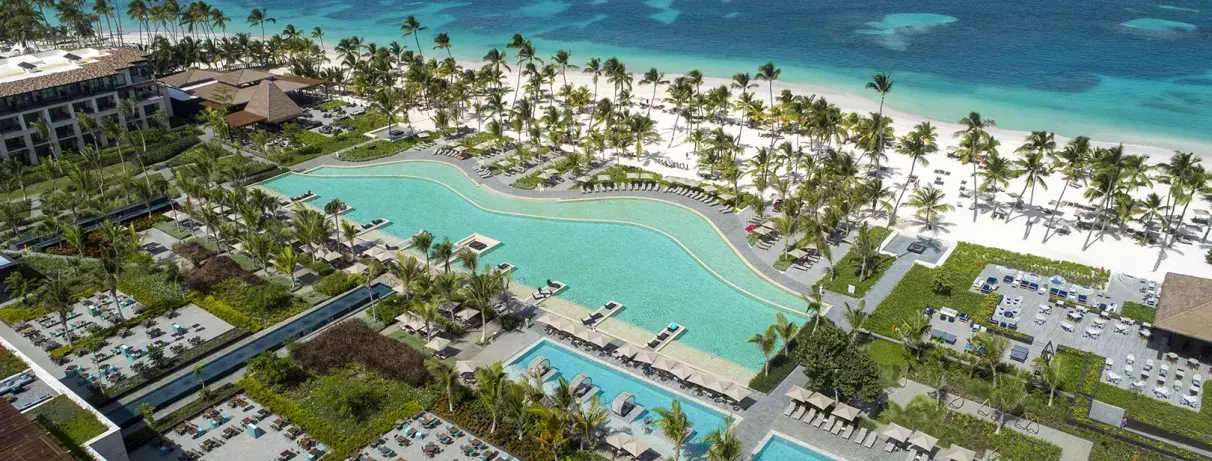 vue aérienne piscine et mer