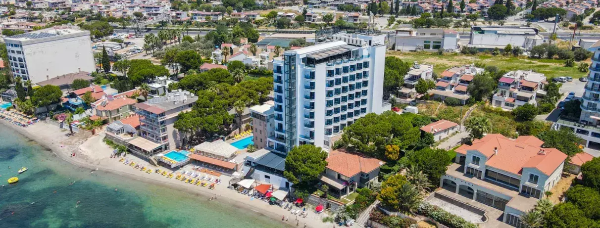 vue aérienne sur la plage et l'hôtel