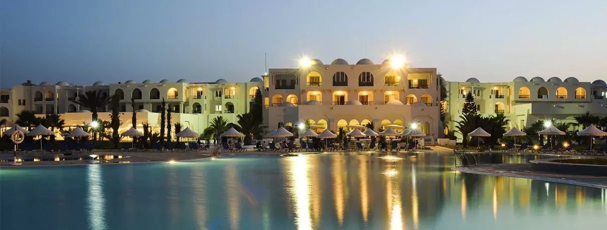 hôtel et piscine de nuit