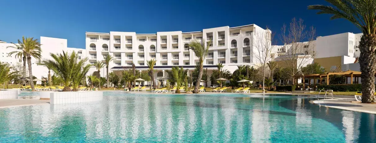 piscine et bâtiment hôtel