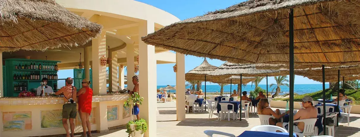 client au bar piscine de l'hôtel