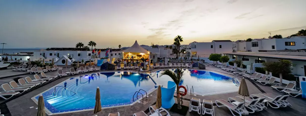 vue d'ensemble de l'hôtel avec piscine vue de nuit