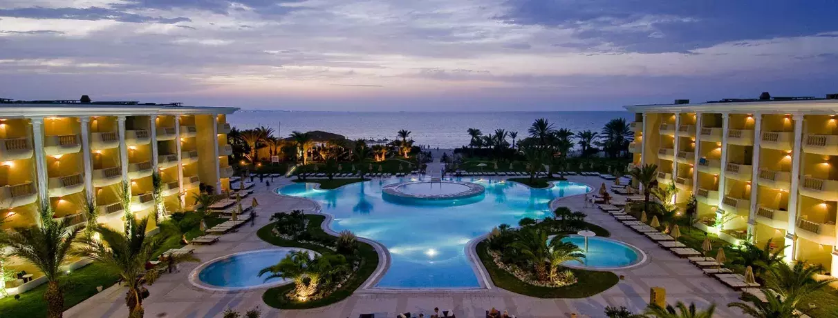 vue piscine au coucher du soleil