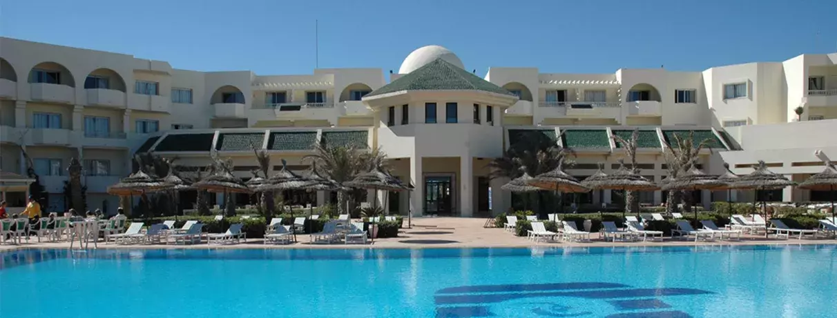 piscine et bâtiment hôtel