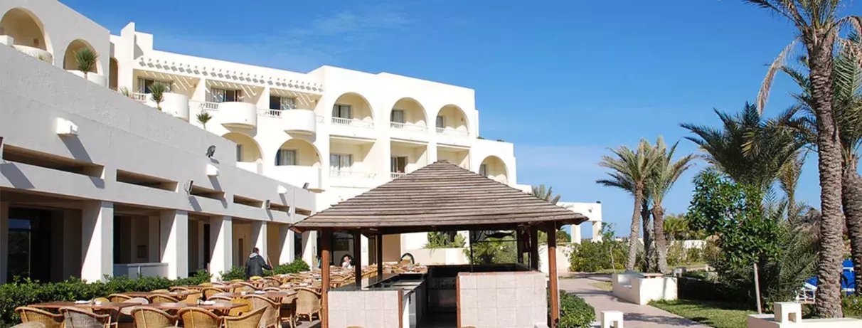 batiment blanc hotel