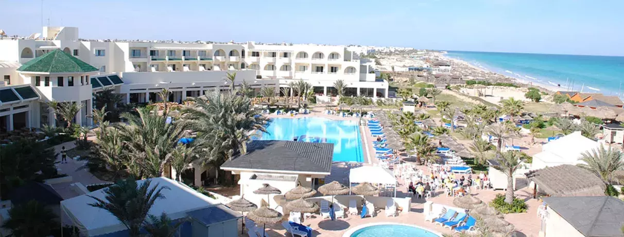 vue aérienne hotel mer et piscine
