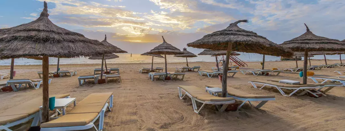 plage avec transats et parasols 