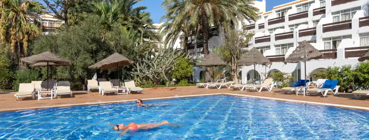 piscine avec transats et batiment