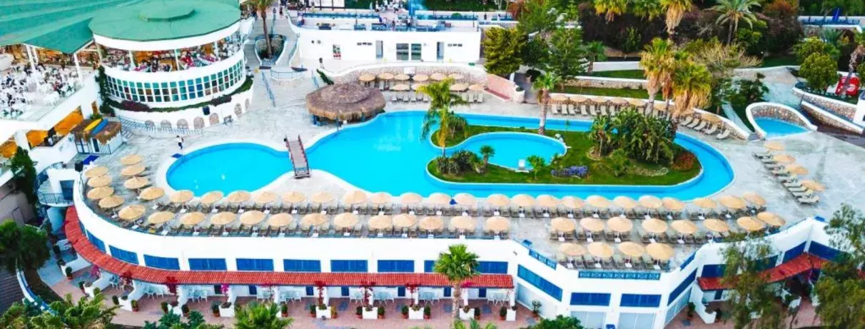 vue générale de l'hôtel et des piscines