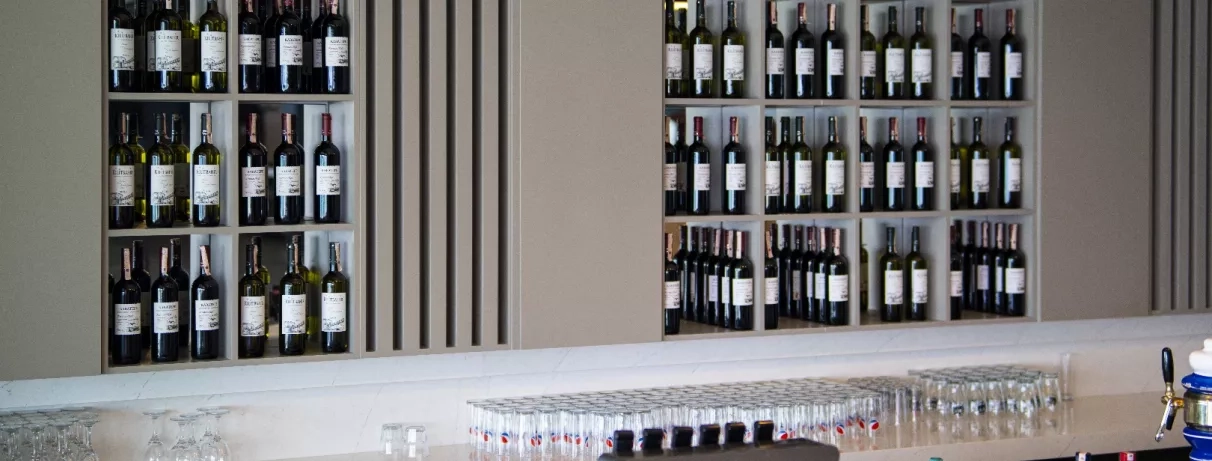 Un mur de présentation moderne mettant en valeur de nombreuses bouteilles de vin.