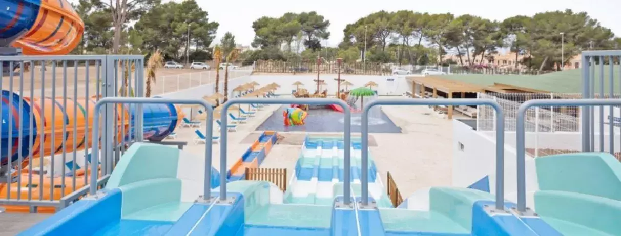 piscine avec des toboggans