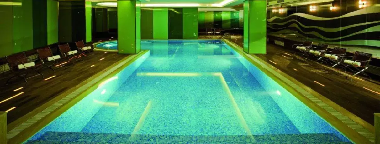 espace de détente avec une piscine intérieure 