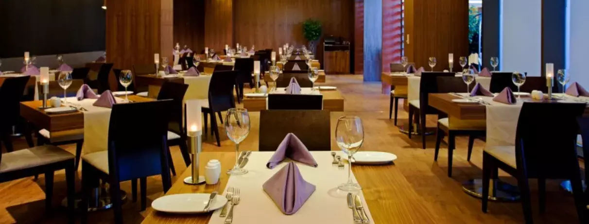 salle de restaurant à la lumière tamisée