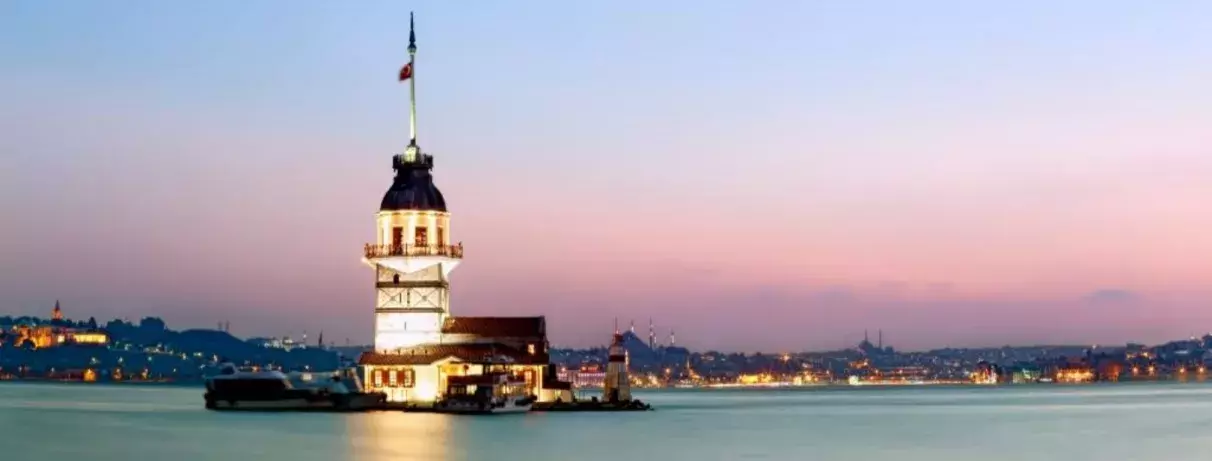 vue du phare  sur le fleuve d'Istanbul