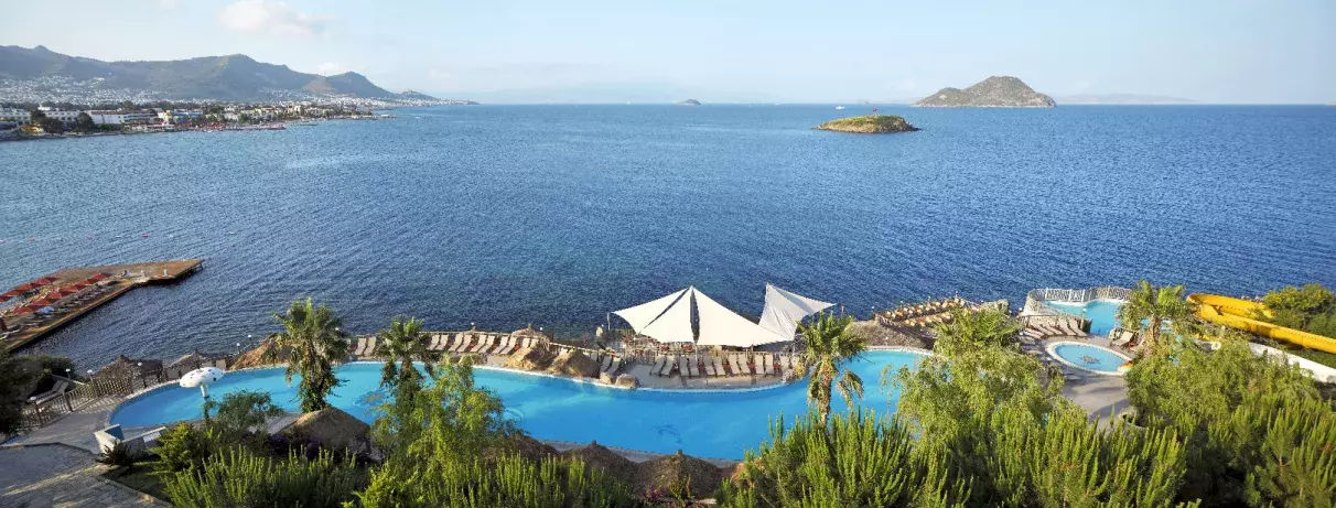 vue de la piscine de l'hôtel sur la mer