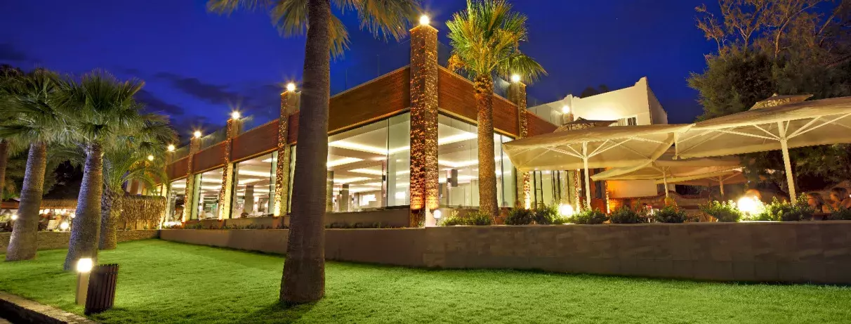 vue de nuit de l'extérieur de l'hôtel