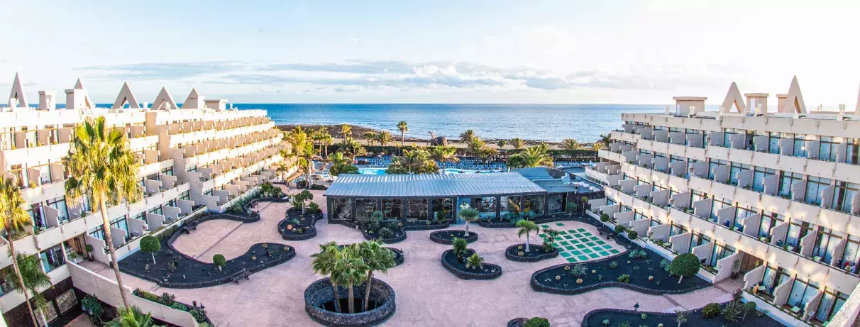 vue sur les bâtiments de l'hôtel et de la mer