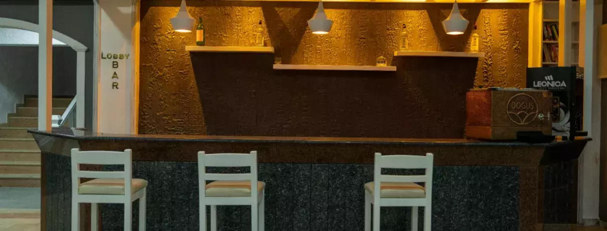 hall d'entrée avec comptoir de réception