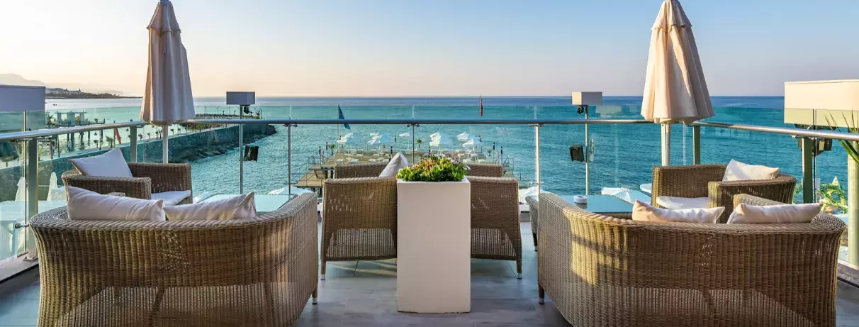 bar de terrasse vue sur la mer