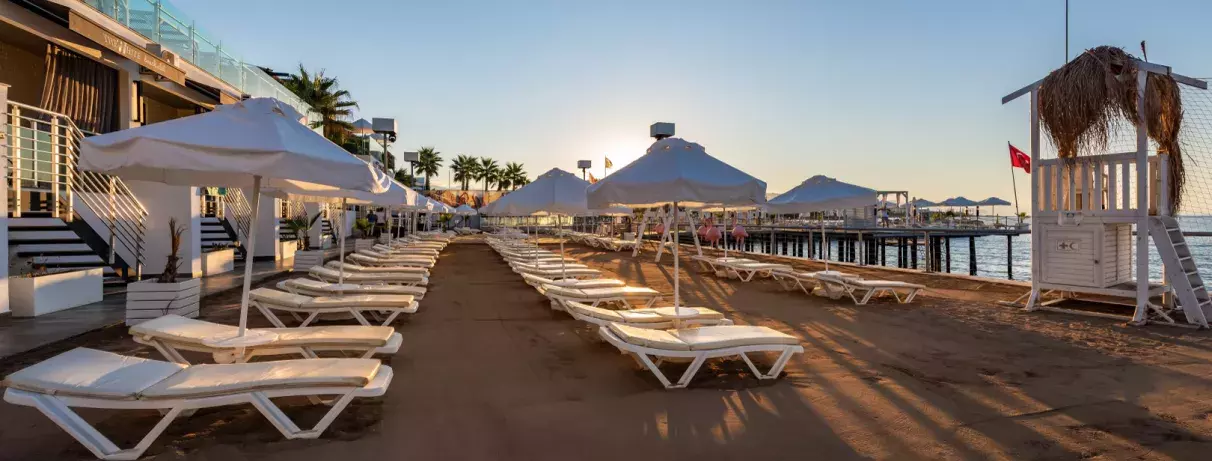 plage avec transats et parasols 