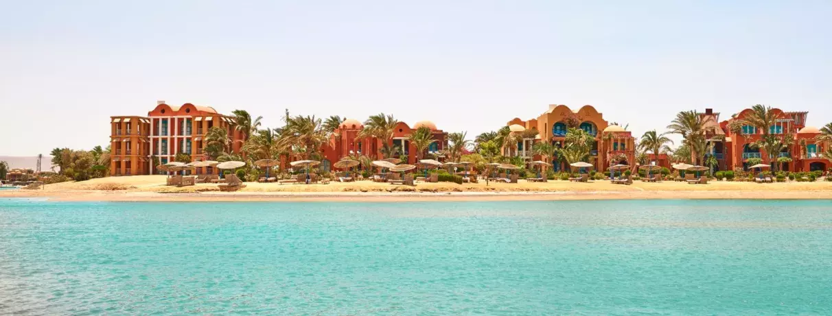 vue générale lontaine hotel et mer