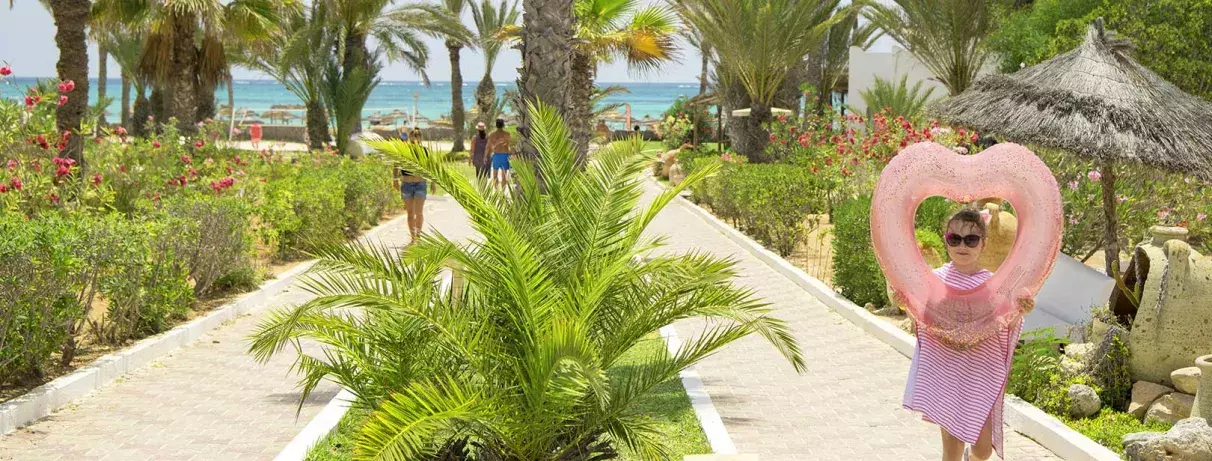 petite fille avec bouée en forme de coeur