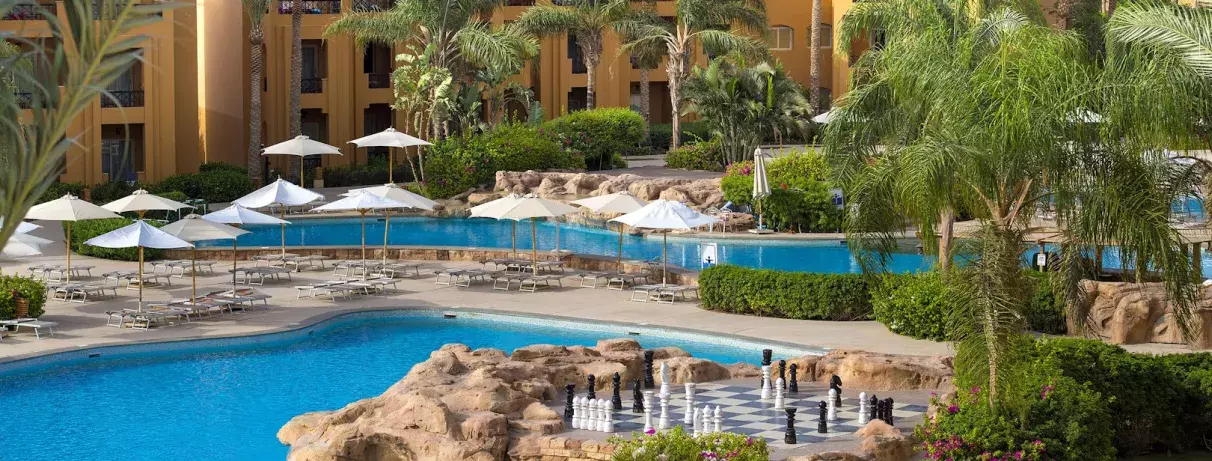 piscine et vue hôtel