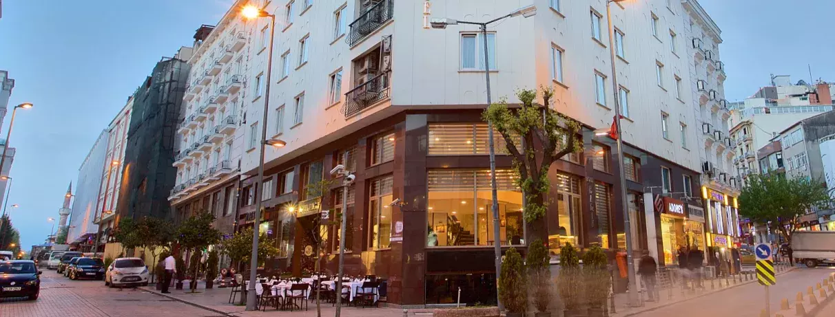 façade extérieur de l'hôtel avec vue sur l'entrée