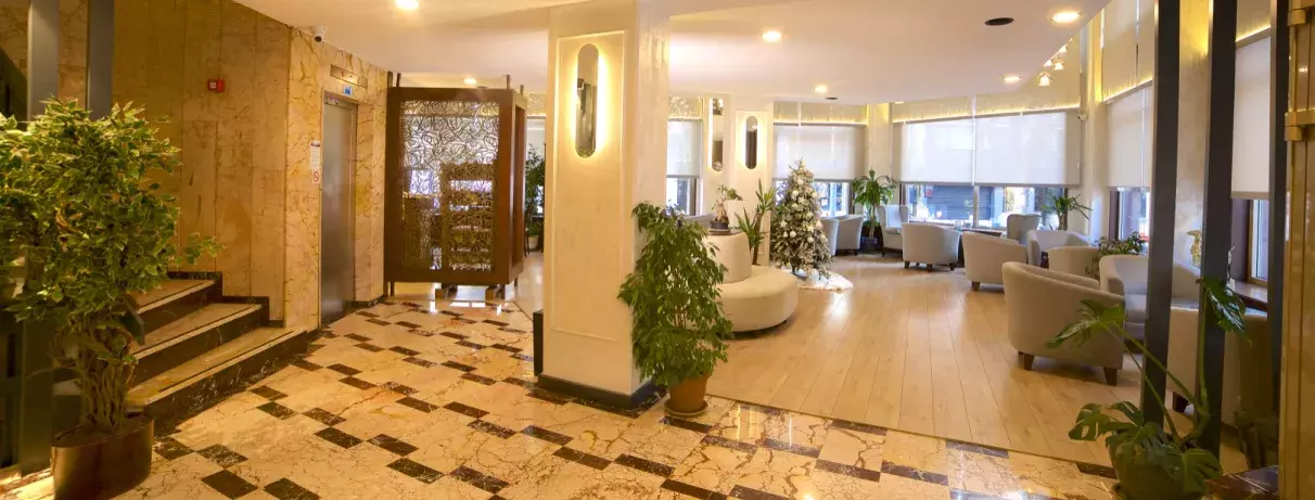 hall d'entrée de l'hôtel avec un coin salon avec des canapés