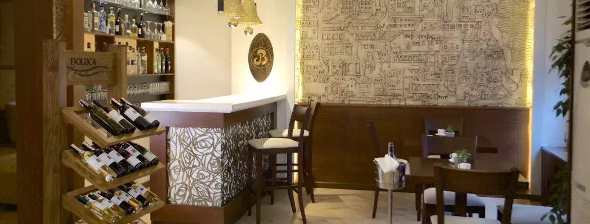 bar de la réception en hauteur avec chaises hautes 