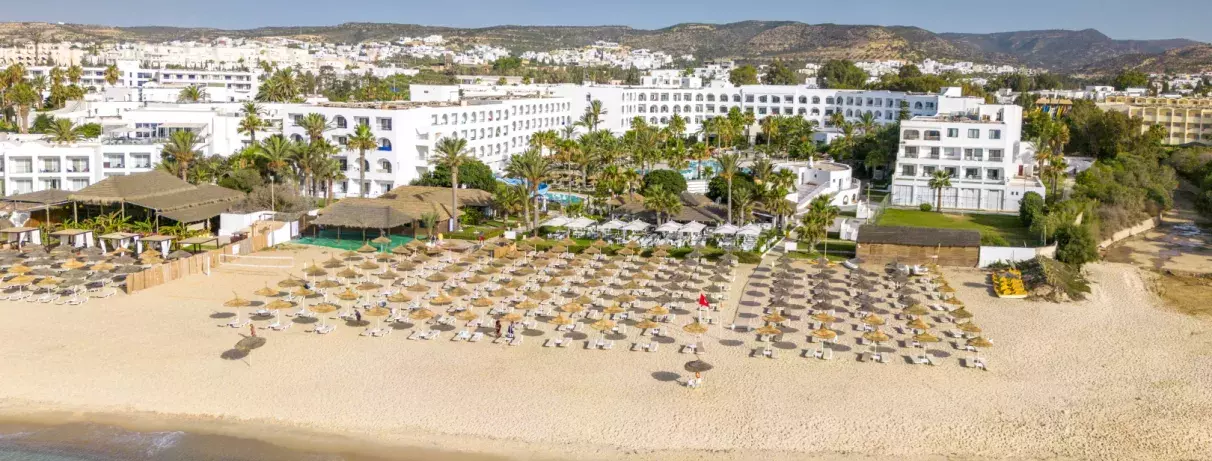 vue générale sur plage hôtel et montagne