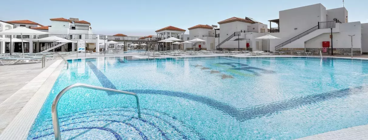 piscine extérieur vue sur l'hôtel