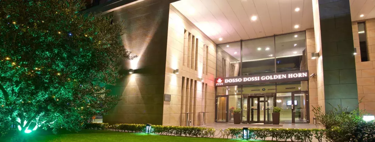 vue de l'extérieur de l'hôtel avec arbres