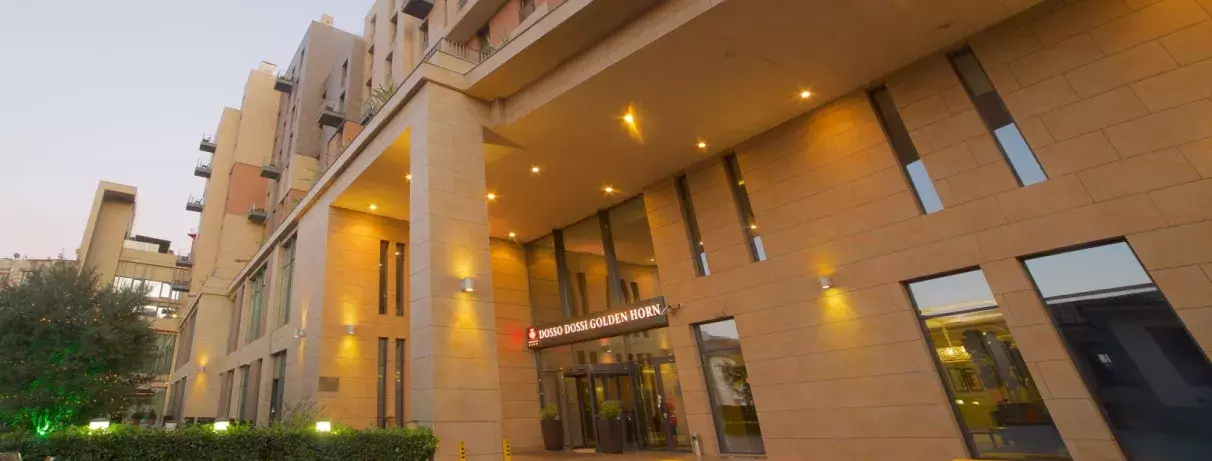 vue de la façade de l'hôtel avec son entrée