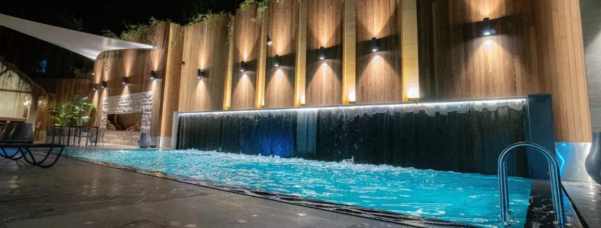 vue de nuit de la piscine extérieur 