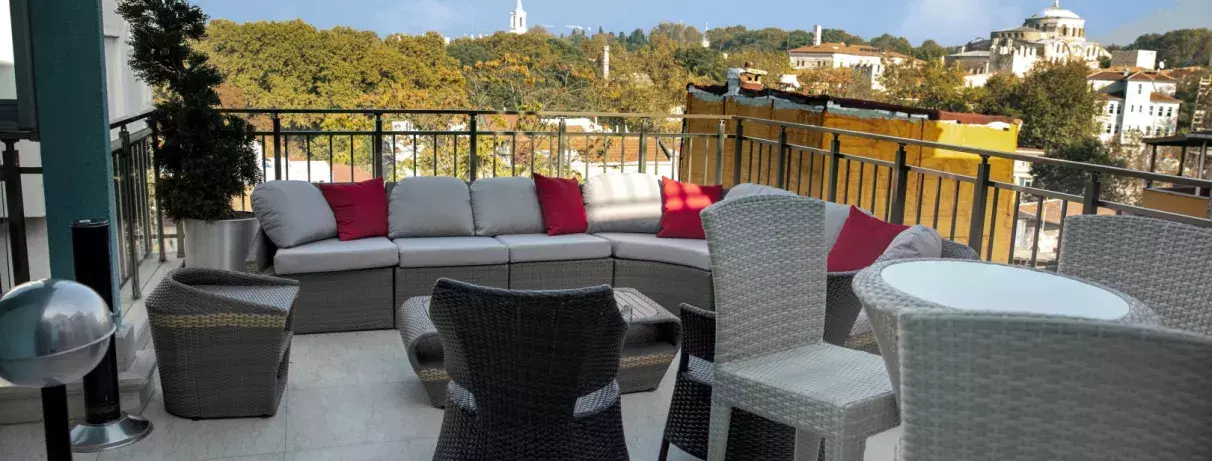 vue du balcon et de la terrasse avec des canapés